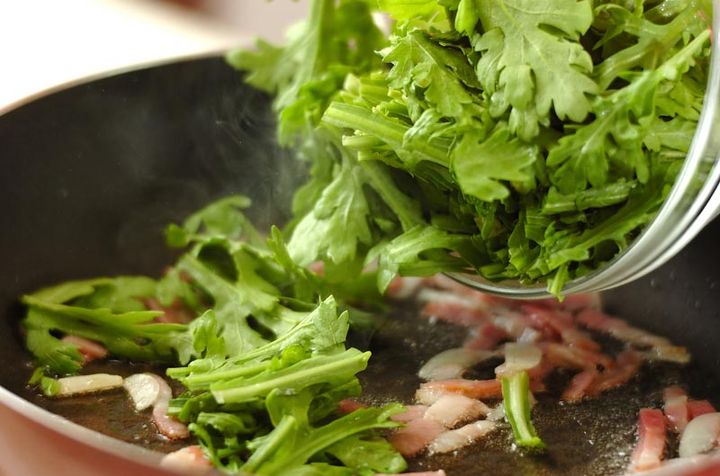 モリモリ食べられる！春菊のガーリック炒めの作り方1