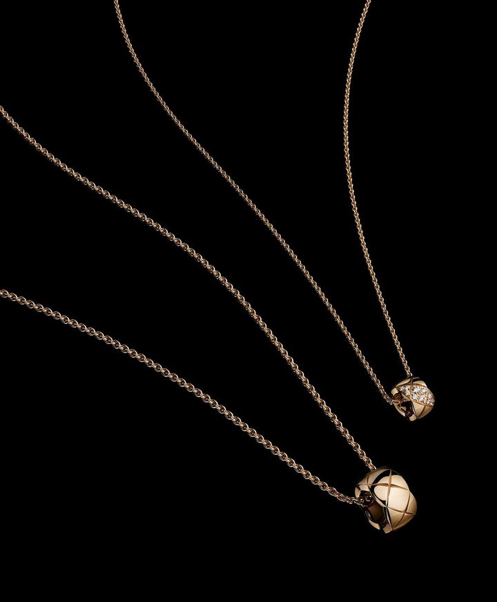 「ココ クラッシュ」ネックレス 上 スモールモデル（YG×ダイヤモンド）￥627,000 下 ラージモデル（YG）￥792,000 ＊ポップアップイベント先行販売