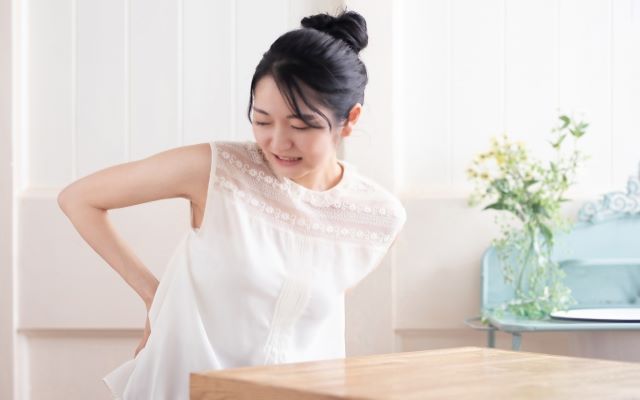 腰が痛い女性