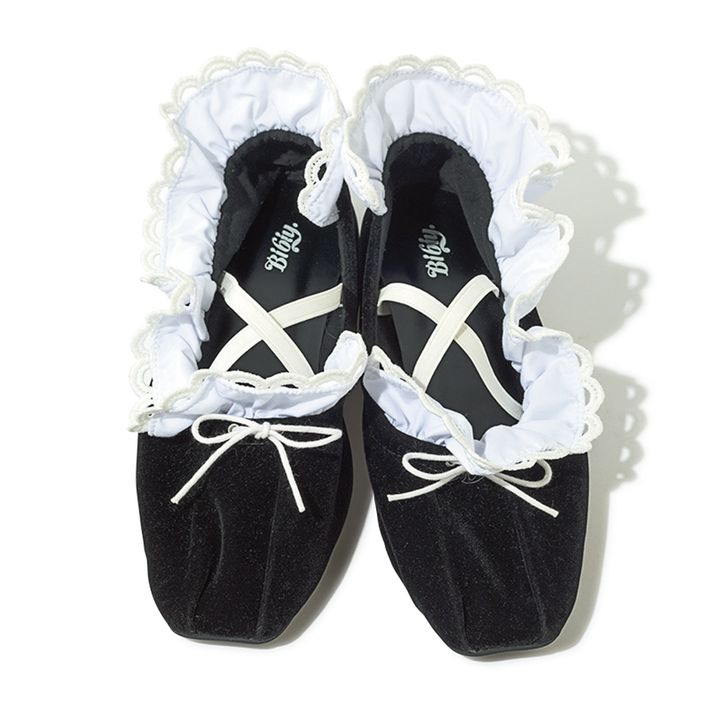 足元を華やかに見せてくれるたっぷりのフリルがロマンティック