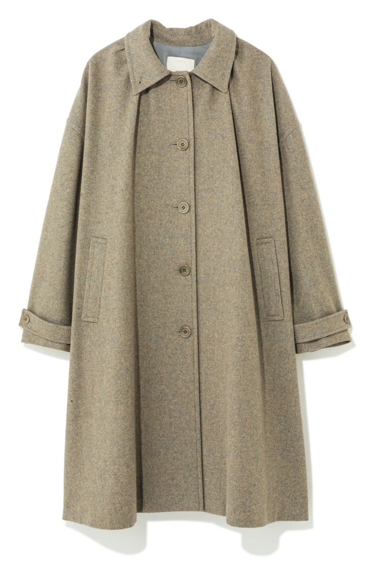 どこかレディなムードが漂うシックなブルーグレーのコート