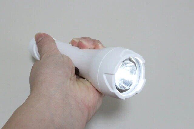 ダイソーの握ると点くライトの明るさ