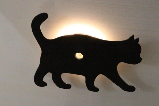 ダイソーのLEDシルエットライトの歩く猫