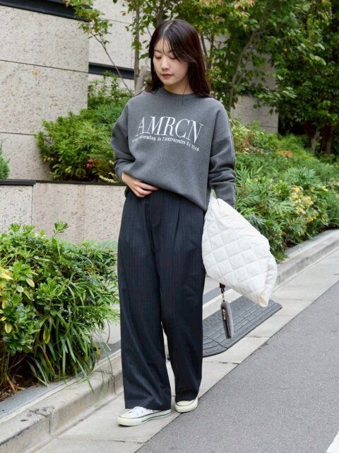 2025冬レディースグレーニット抜け感ワントーンコーデ