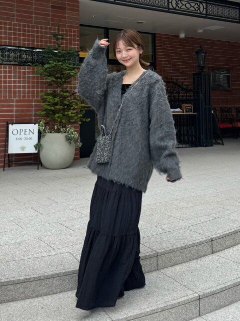 2025冬レディースグレーニットフェミニンコーデ