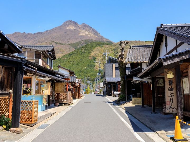 大分県の由布院温泉は、雄大な由布岳を望むのどかな田園風景が魅力の温泉地。女性人気も高く、情緒ある温泉街にはおしゃれなショップやカフェが並びます。博多駅からは約2時間30分と、特別な週末旅に最適です。