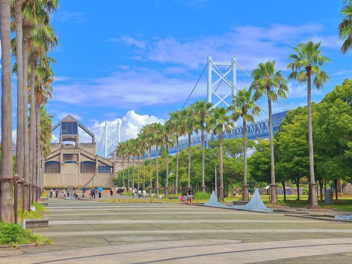 瀬戸大橋記念公園（道の駅）は、香川県坂出市に位置し、瀬戸大橋のたもとにある広大な公園と一体になった施設。壮大な瀬戸大橋と瀬戸内海の多島美を一望できる絶景が最大の魅力です。