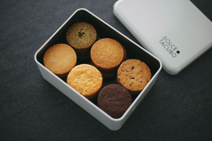 「サブレ」6種30枚 ¥3,600 ジャスミン＆マーガオ、ローズマリー＆アッサルの塩、メープル＆くるみ、チーズ＆黒胡椒、デュカ、チョコ＆カルダモンの6種類。