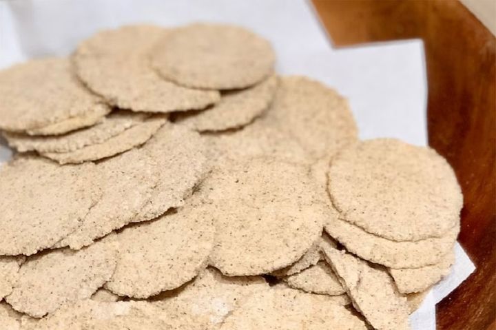 コオロギ食ブーム、どうなった？／画像：無印良品「コオロギせんべい」