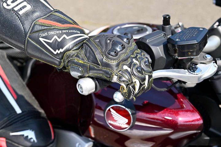 第2段階で強くレバーを握ってフォークを沈めて最大効力を発揮！