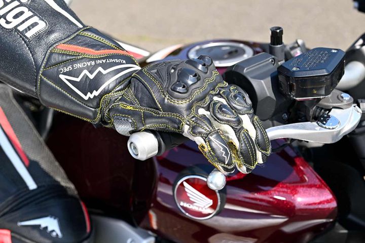 第1段階は一瞬そっと握ってフォークの伸縮を落ち着かせる