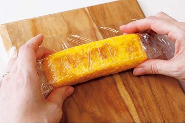 焼き上がったら、ラップで包む (C)つやこママ／KADOKAWA