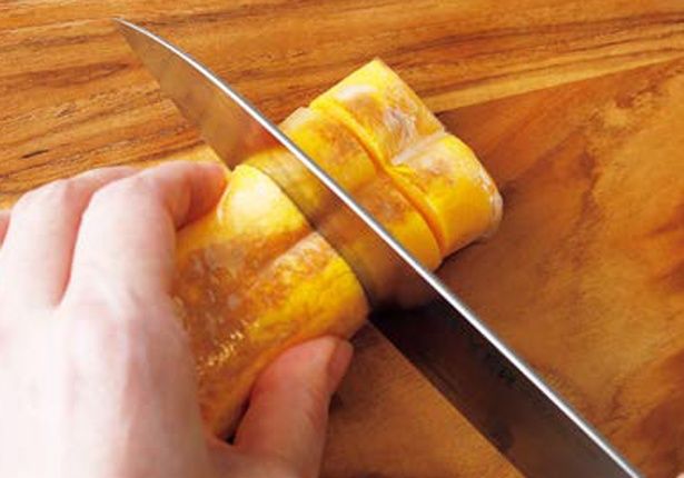 お弁当箱の高さに合わせてラップごとカット (C)つやこママ／KADOKAWA