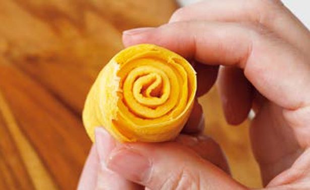 もう一方の卵でさらに巻きつける (C)つやこママ／KADOKAWA