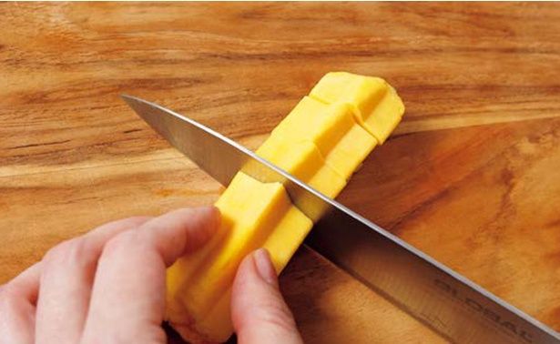 お弁当箱の高さに合わせて食べやすくカット (C)つやこママ／KADOKAWA