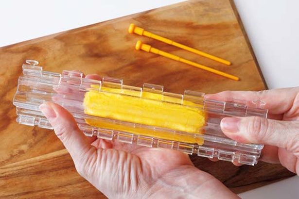 星形の型枠に卵焼きを入れ、そのまま完全に冷ます (C)つやこママ／KADOKAWA