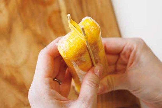 竹串2本で上下を挟む (C)つやこママ／KADOKAWA