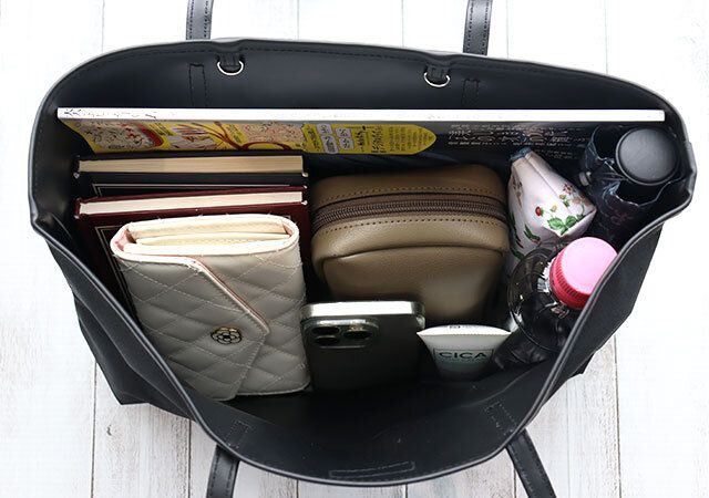 宝島社の大人のおしゃれ手帖12月号のハリスの上品トート＆ポシェット 豪華2点セット5