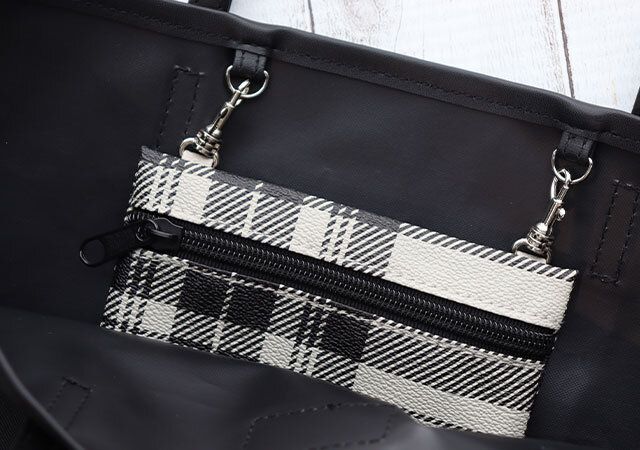 宝島社の大人のおしゃれ手帖12月号のハリスの上品トート＆ポシェット 豪華2点セット6