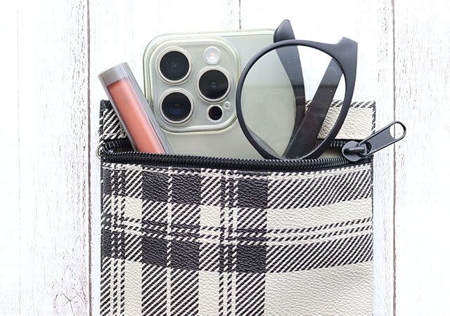 宝島社の大人のおしゃれ手帖12月号のハリスの上品トート＆ポシェット 豪華2点セット9