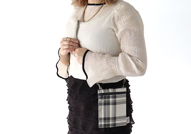 宝島社の大人のおしゃれ手帖12月号のハリスの上品トート＆ポシェット 豪華2点セット7