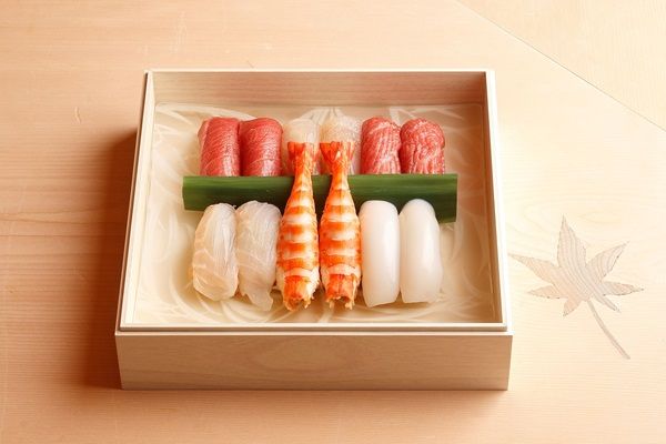 「銀座おのでら」と「なだ万」のコラボおせち登場！おせち料理と江戸前鮨の贅沢セット