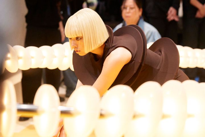 展示の一環としてパフォーマンスを行うアオイヤマダ。