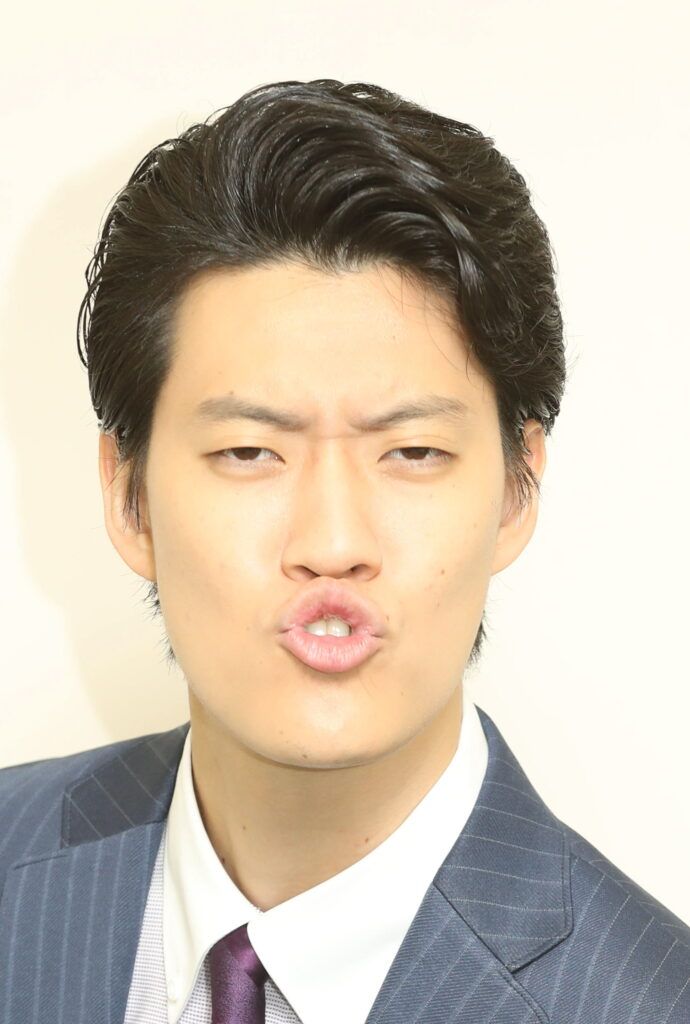 お笑いコンビ「霜降り明星」の粗品さん（32）が披露した、普段とは違った一面に注目が集まっています。