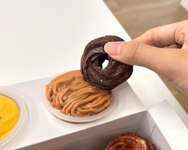 箱のフタにクリームをセッティングできるので、外でも食べやすいのがうれしいポイント