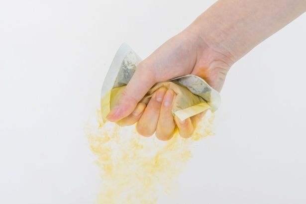 紙パックを破らずそのままお湯に入れて揉むことで、入浴剤の成分がお湯に広がる