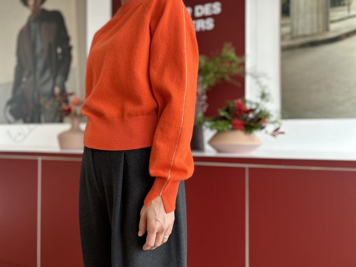 画像: 【コントワー・デ・コトニエ】カシミヤクルーネックセーター¥14,900、ブラッシュドジャージーバレルレッグパンツ¥9,990