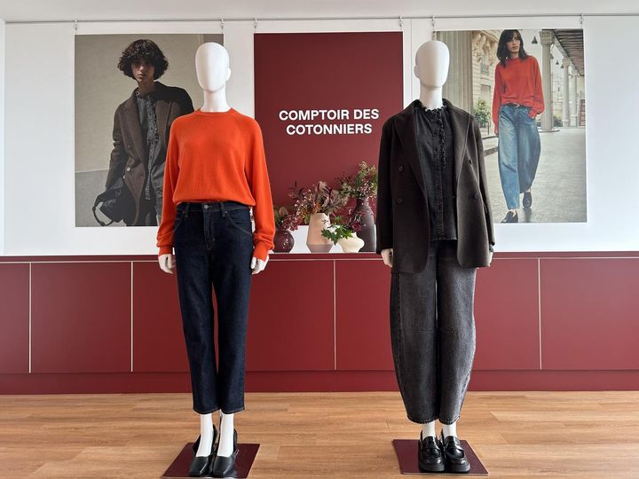 画像: 【コントワー・デ・コトニエ】左：カシミヤクルーネックセーター¥14,900、スラウチジーンズ¥9,990 右：ダブルフェイスジャケット¥16,900、デニムフリルシャツ¥9,990、バレルレッグジーンズ¥9,990