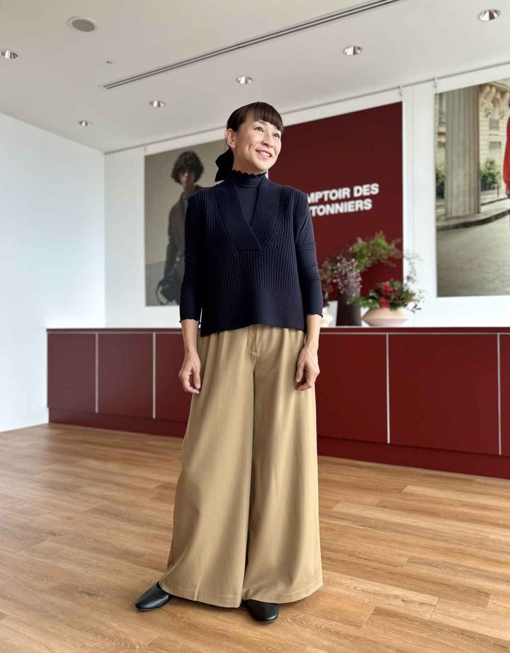 画像: 【コントワー・デ・コトニエ】ワイドパンツ（Mサイズ着用）¥12,900、ラムVネックベスト（Mサイズ着用）¥5,990、【プリンセス タム・タム】極暖ヒートテックカシミヤブレンドリブハイネックT¥2,990 ※佐藤さんの身長：165㎝