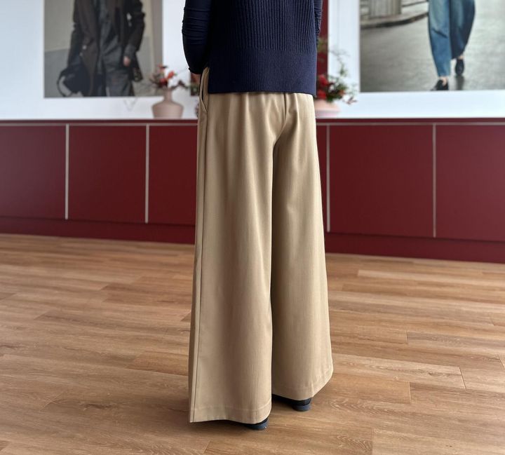 画像: 【コントワー・デ・コトニエ】ワイドパンツ（Mサイズ着用）¥12,900、ラムVネックベスト（Mサイズ着用）¥5,990