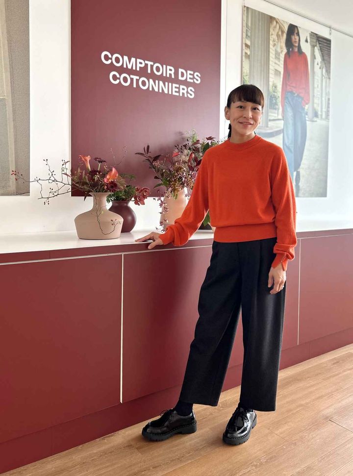 画像: 【コントワー・デ・コトニエ】カシミヤクルーネックセーター（Mサイズ着用）¥14,900、ブラッシュドジャージーバレルレッグパンツ（Mサイズ着用）¥9,990 ※佐藤さんの身長：165㎝