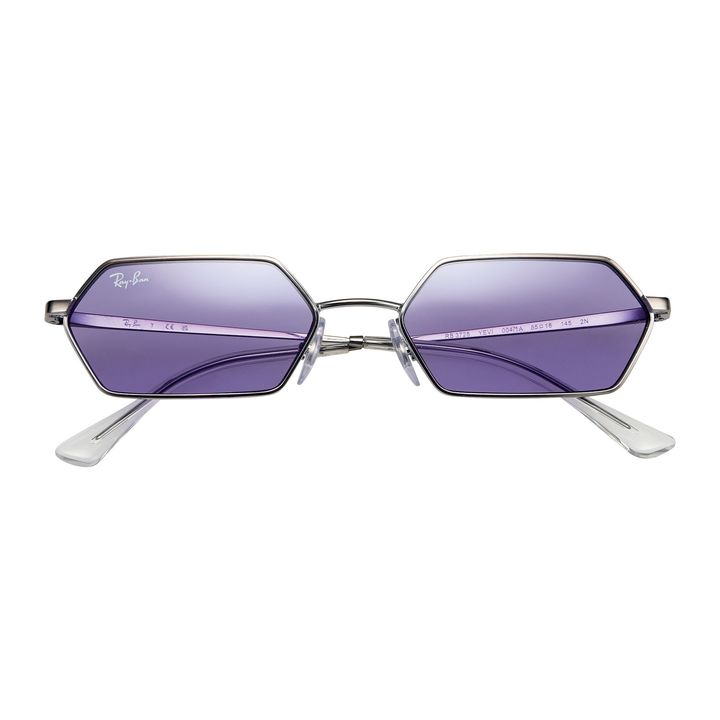 サングラス ￥24,420／RAY-BAN