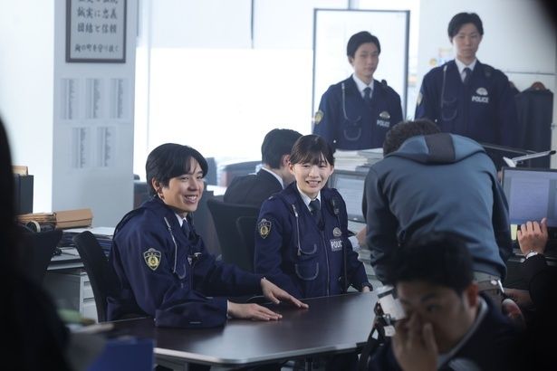 撮影現場で笑顔を見せる伊藤沙莉と坂東龍汰 [c]呉勝浩／講談社 [c]2025映画『爆弾』製作委員会