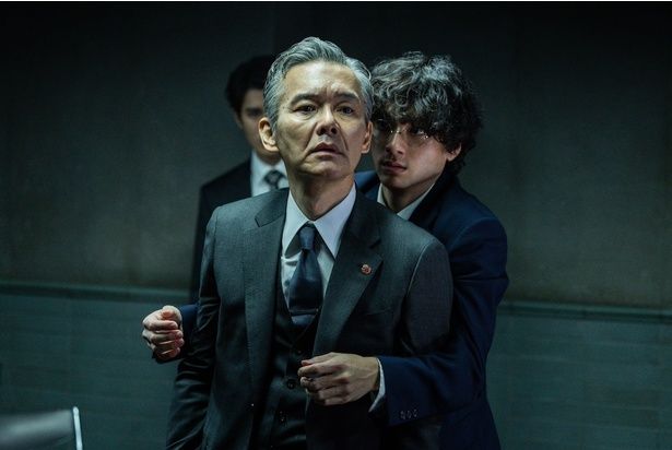類家の上司、清宮(渡部篤郎)は「スズキタゴサク」と交渉し対峙する [c]呉勝浩／講談社 [c]2025映画『爆弾』製作委員会