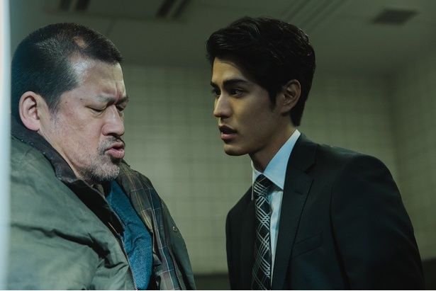スズキタゴサクの見張り役を務める刑事、伊勢(寛一郎)との駆け引きも必見 [c]呉勝浩／講談社 [c]2025映画『爆弾』製作委員会