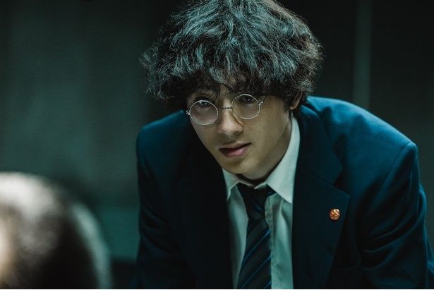 主人公の類家は警視庁捜査一課でスズキタゴサクと真っ向から対峙する交渉人 [c]呉勝浩／講談社 [c]2025映画『爆弾』製作委員会