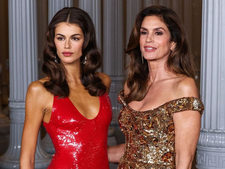 シンディ・クロフォード＆カイア・ガーバー、「LACMAアート＋フィルムガラ 2025」で美しい母娘2ショット （C）Zeta Image width=