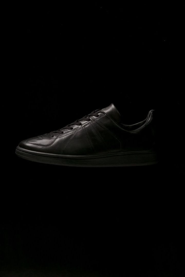 blurhmsROOTSTOCKが、再びREPRODUCTION OF FOUNDとタッグを組み、ジャーマンミリタリートレーナーをベースとした別注モデルを制作。