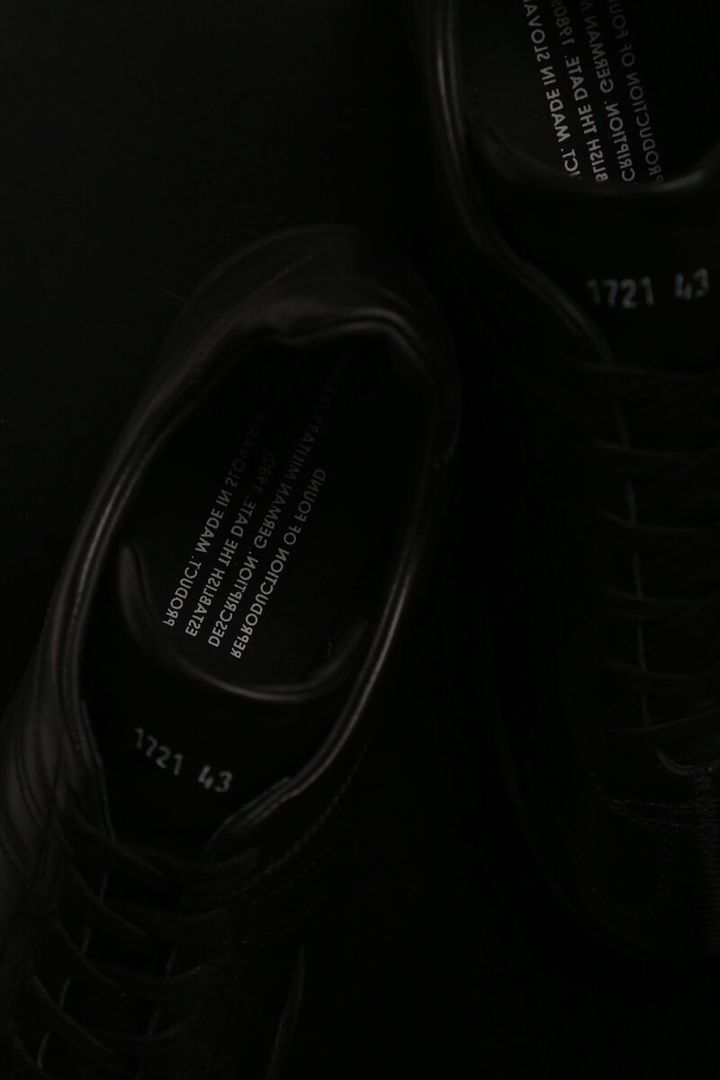 blurhmsROOTSTOCK（ブラームスルーツストック）× REPRODUCTION OF FOUND（リプロダクションオブファウンド）によるコラボレーション。“裏ジャーマン”を再解釈した別注モデルを10月31日に発売する。