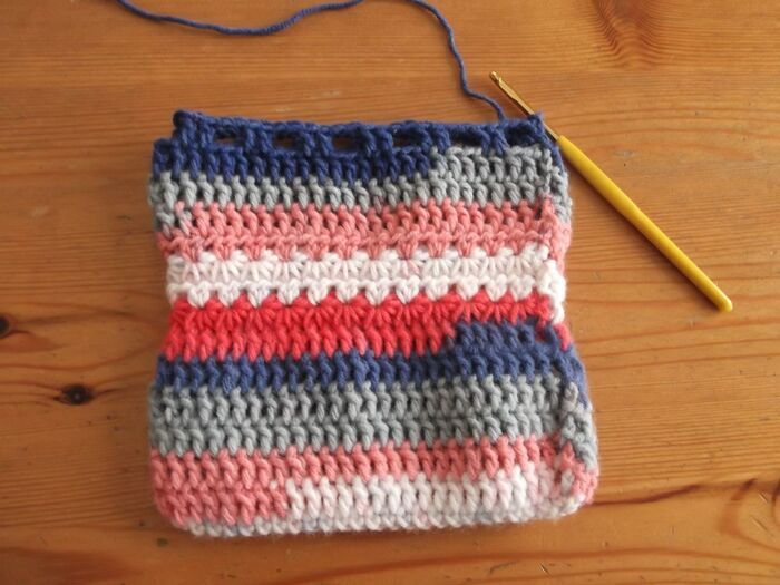 ひもを通す部分を編む