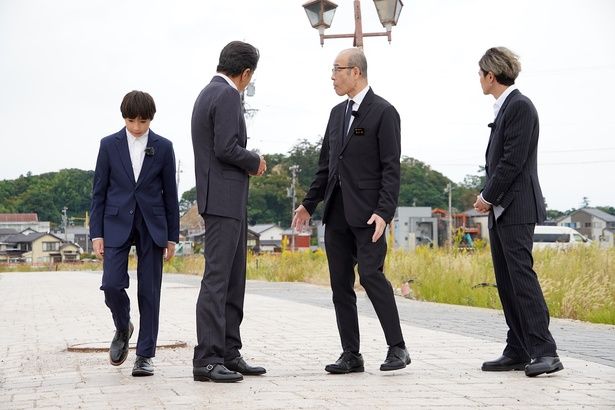 足元や周囲を見渡し、それぞれが驚きを口にした