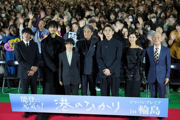 観客と一緒にフォトセッションに臨んだ