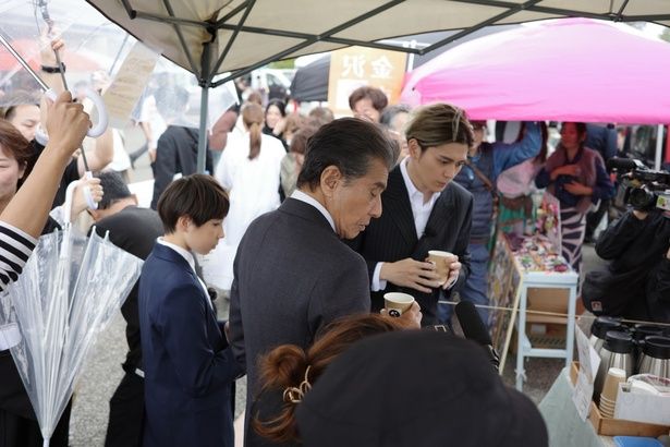 あらゆるお店がズラリと連なり、キャスト陣は興味深げに質問を重ねていた