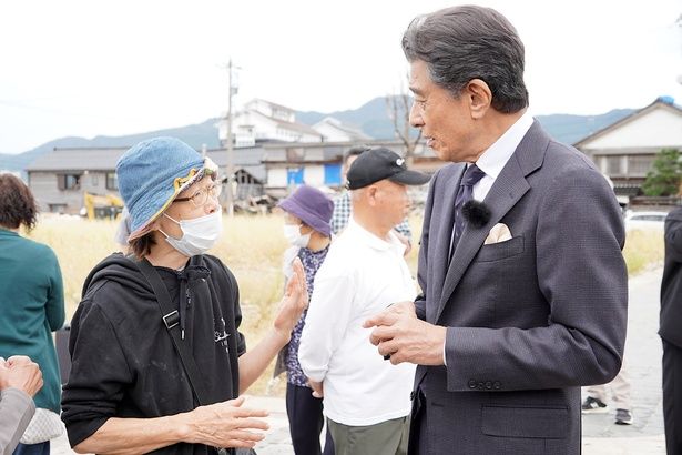 地元の方の話に、じっくりと耳を傾けた舘ひろし