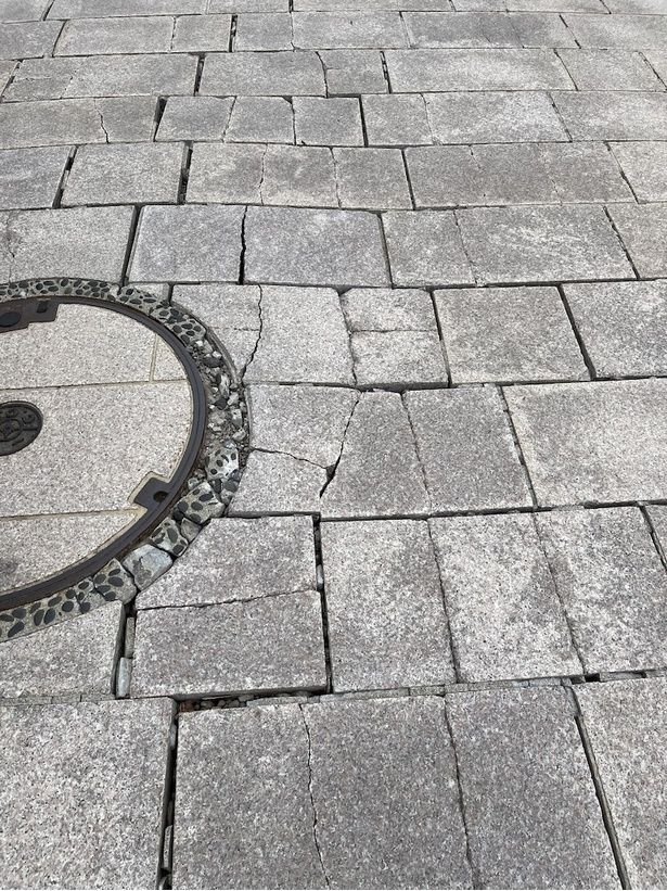 地面が激しく隆起している