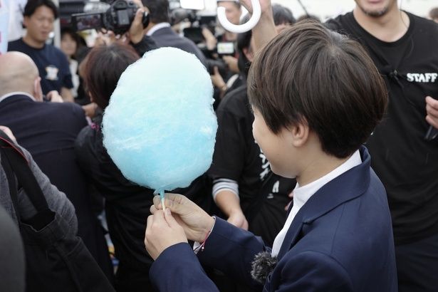 ブルーのわたあめを楽しそうに食べる尾上眞秀